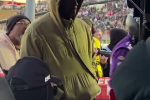 气场拉满🤩迈克尔乔丹观看自己赛车队的比赛！